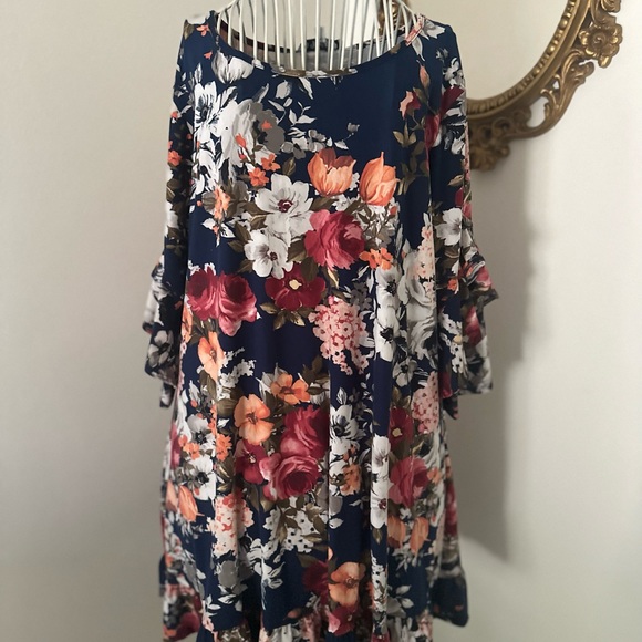 Tops - 💙Navy floral top💙